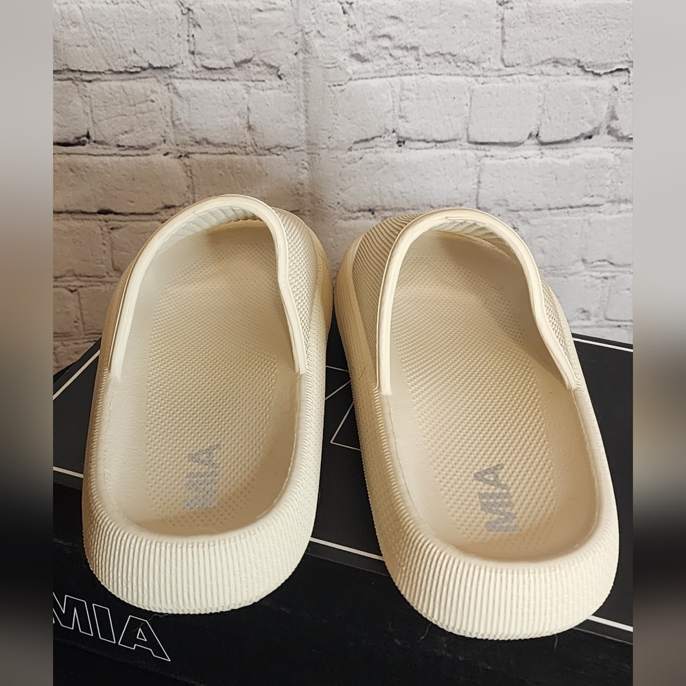 MIA Pillow slide sandalssize 8 NWT - Picture 4 of 4